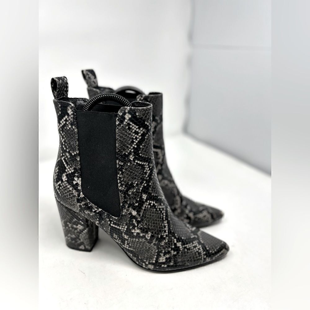 Steve‎ Madden Black and White Subtle Snakeprint Heeled ankle bootie size 8.5